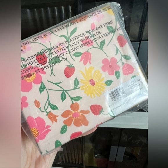 🔹Kate spade🔹 Pink Multi Boxed Madison Strawberry Garden Small Slim Card Holder - Picture 5 of 8